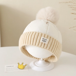 Bonnet d'hiver pour bébé avec pompon et écusson lettre en tissu chaud crème