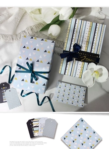 Vue détaillée de papier cadeau en kraft blanc avec motifs géométriques et étiquettes