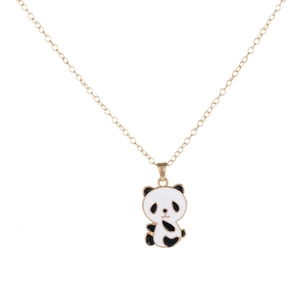 Collana a catena dorata con un simpatico ciondolo a forma di panda in smalto