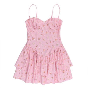 Détail de robe fleurie rose avec ourlet à volants multicouches et style pastoral doux