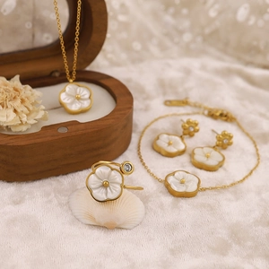 Parure de bijoux en acier inoxydable doré 18K avec pendentif et boucles fleurs en nacre