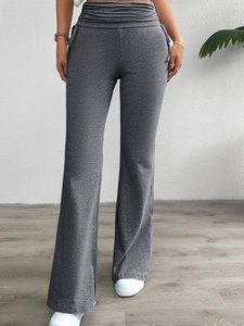 Détail du pantalon évasé gris foncé à taille haute avec fronces et tissu mélangé doux