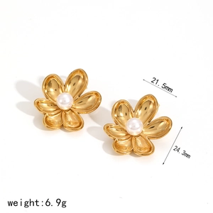 Gold flower earrings with white pearl center, size 21.5mm x 24.3mm, weight 6.9g