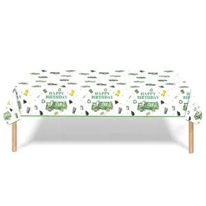 Détail de nappe d'anniversaire en plastique avec camions poubelles et motifs verts enfants