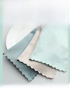Détail d'un chiffon microfibre à écailles montrant la texture diamant et bords ondulés