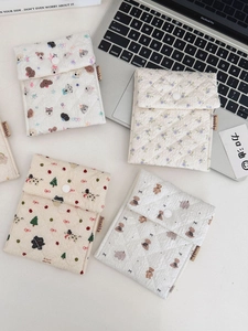 Gesteppte Baumwolltaschen mit süßem Bären und Blumenmuster und praktischem Druckknopfverschluss