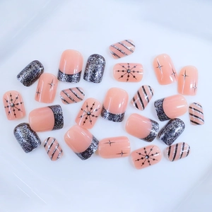 Faux ongles courts carrés français avec paillettes roses et flocons pour Noël