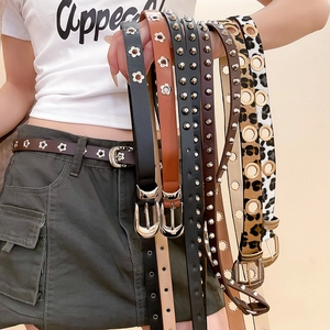 Gros plan de ceintures en cuir avec imprimé léopard, rivets et boucles vintage