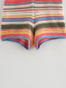 Detailansicht der farbenfrohen Häkelshorts mit Wellenstreifen und feiner Stricktextur
