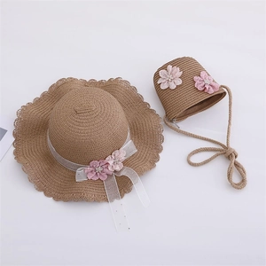 Détail de chapeau de paille pour filles et sac assorti avec fleurs roses et perles