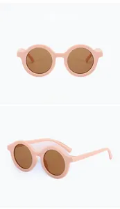 Vista frontale e laterale di occhiali da sole rotondi retrò rosa per bambini