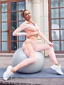Detail des rosa-orangen nahtlosen Yoga-Sets mit atmungsaktivem Wabenstruktur-Gewebe