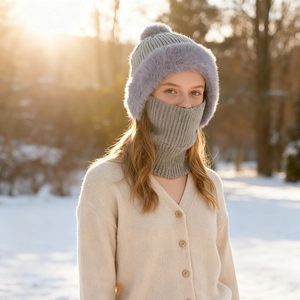 Gemütliches Winter Strickmützen und Halstuch Set mit weichem Kunstpelzbesatz und Bommel.