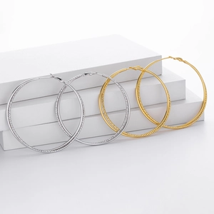 Chic S925 sterling silver hoop earrings in gold and silver finish with textured surface