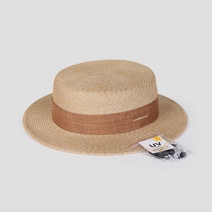 Détail du chapeau canotier avec ruban marron, carte de protection UV et cordelette