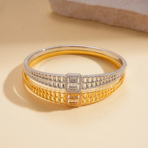 Bracelet plaqué or 18 carats avec zircones carrées et maillons évidés élégants