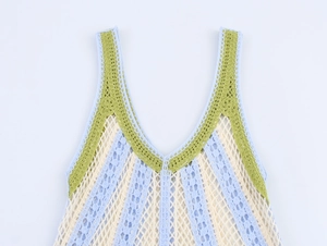 Détail du haut en crochet évidé avec col en V et texture de tricot à rayures colorées