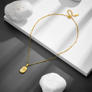 Collier en acier titane avec pendentif rose en nacre blanche sur chaîne dorée