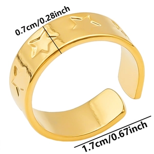Détail de la bague étoile dorée montrant la largeur de 0,7cm et le diamètre de 1,7cm