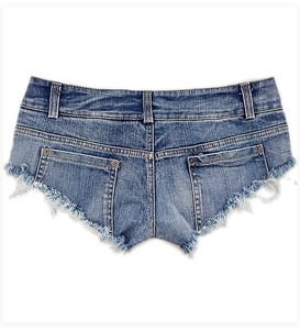 Detailansicht der Jeans-Shorts mit Rücktaschen und gefranstem Saum in blauer Waschung