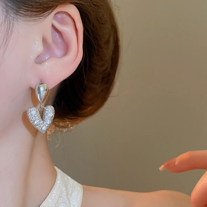 Élégantes boucles d'oreilles cœur en argent avec zircons brillants et clou goutte d'eau