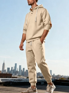 Détail d'un survêtement beige texturé pour homme avec sweat à capuche et pantalon de sport