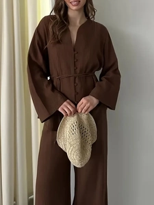 Completo elegante marrone scuro con camicia a maniche lunghe scollo a V e pantaloni