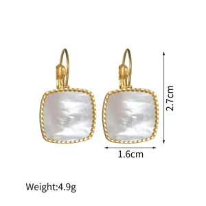Détail de boucles d'oreilles carrées dorées avec nacre blanche et dimensions indiquées