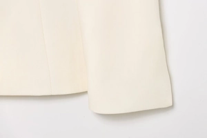 Gros plan détaillé sur la texture du tissu beige et la finition de couture haut de gamme