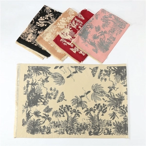 Détail des écharpes aspect cachemire avec motifs animaliers exotiques et bords à fines franges