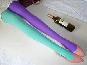 Détail de leggings en velours sarcelle et violet avec des escarpins roses à bouts pointus