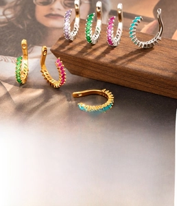 Détail de clips d'oreilles en C en cuivre avec zircons rectangulaires de couleurs vives