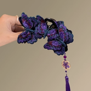 Eleganter lila Haarclip mit Schmetterlings-Stickerei, goldener Quaste und Blumenanhänger
