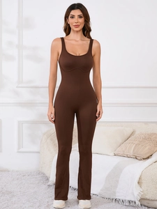 Détail d'une combinaison marron côtelée avec jambes évasées et coupe ajustée