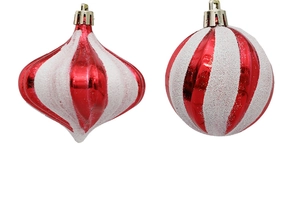 Detalle macro de adornos navideños de rayas rojas y blancas con acabado de purpurina
