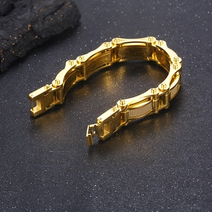 Détail d'un bracelet chaîne de moto doré avec finition en acier plaqué industriel