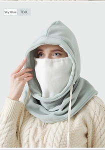 Λεπτομέρεια της γαλαζοπράσινης κουκούλας fleece με ενσωματωμένη μάσκα προστασίας προσώπου