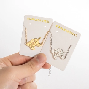 Detailansicht der geometrischen Einhorn-Anhänger aus Gold und Silber Edelstahl