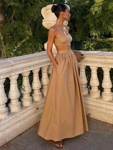 Détail du crop top en coton beige et jupe longue taille haute avec poches latérales