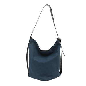 Sac à bandoulière vintage en denim avec lanières en cuir noir et intérieur spacieux