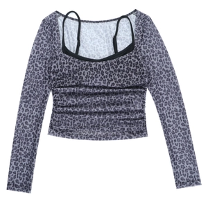 Dettaglio del top a maniche lunghe in mesh leopardato con design a strati stile canotta