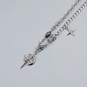 Collier en acier titane avec pierre noire et pendentifs étoile lune de couleur argent