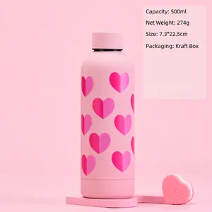 Détail d'un gobelet isotherme rose de 500ml avec motifs de cœurs et dimensions indiquées