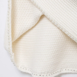 Ensemble en maille blanc crème élégant pour femme avec détails de perles sur les bords