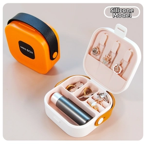 Vista dettagliata del portagioie portatile con scomparti in silicone e ganci per collane