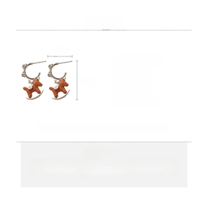 Dettaglio degli orecchini a cavallo a dondolo con dimensioni di 3,2 per 2 cm