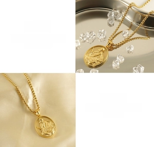 Détail du collier avec pendentif en relief 3D en acier inoxydable plaqué or 18k