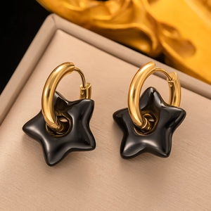 Boucles d'oreilles créoles dorées avec un pendentif étoile pentagramme noir brillant