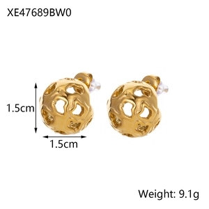 Detailed view of hollow spherical gold earrings with 1.5cm diameter and 9.1g weight
