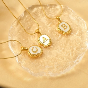 Collana con ciondolo lettera A B C in acciaio inossidabile placcato oro 18K e smalto